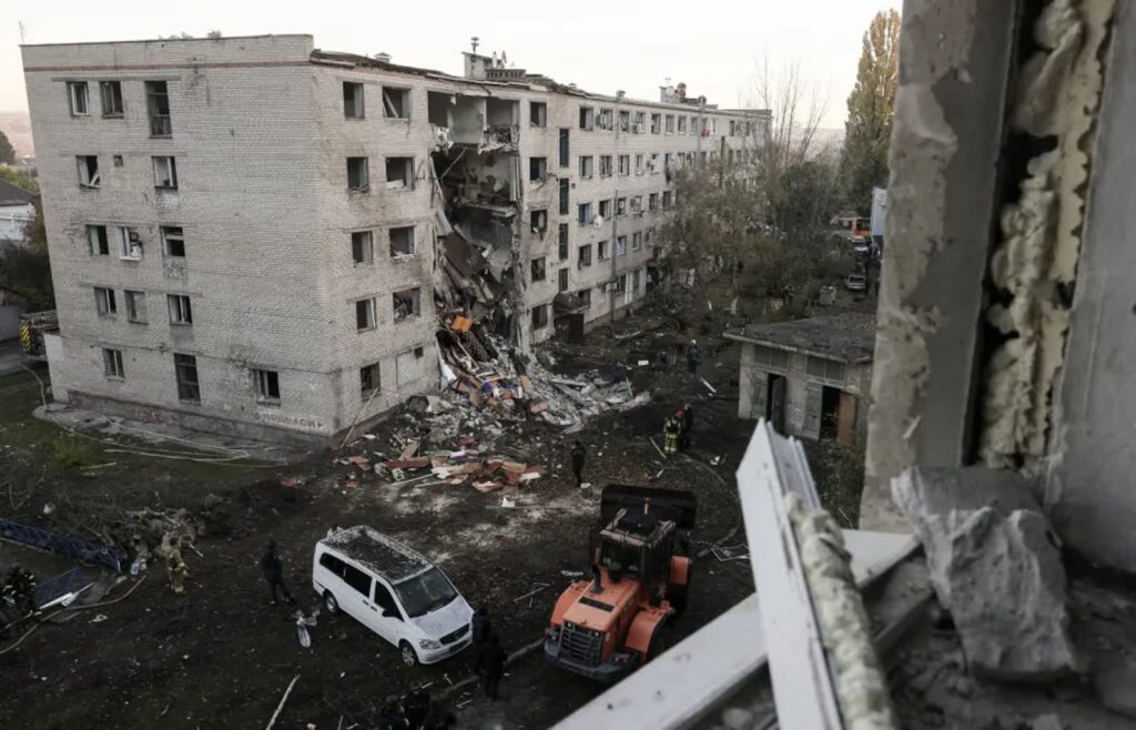 Zniszczenia po rosyjskim ataku, fot. PAP/EPA/OLEG MOVCHANIUK