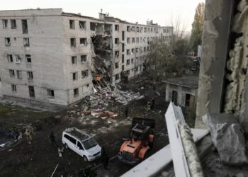 Zniszczenia po rosyjskim ataku, fot. PAP/EPA/OLEG MOVCHANIUK