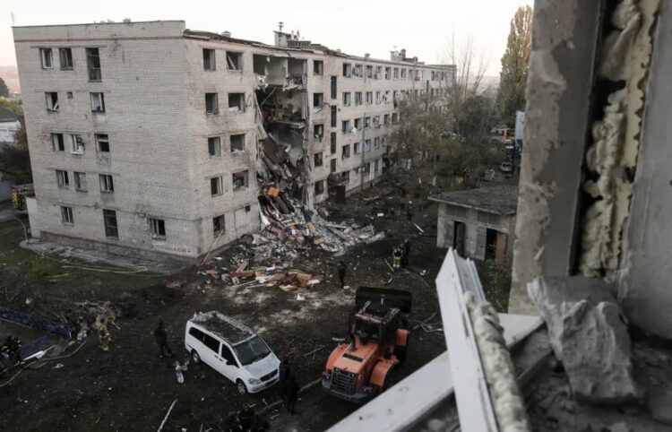 Zniszczenia po rosyjskim ataku, fot. PAP/EPA/OLEG MOVCHANIUK