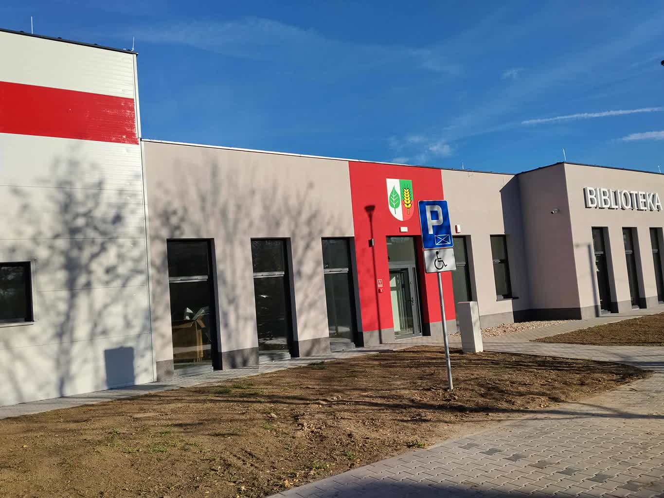 Ostatnie prace przy remizie i bibliotece w Lipinkach Łużyckich