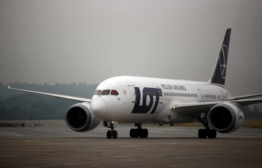 Lotnisko w Wilnie znów funkcjonuje. „Okoliczności zdarzenia są wyjaśniane” 1 Samolot Polskich Linii Lotniczych Lot, zdjęcie ilustracyjne. Fot. PAP/Łukasz Gągulski