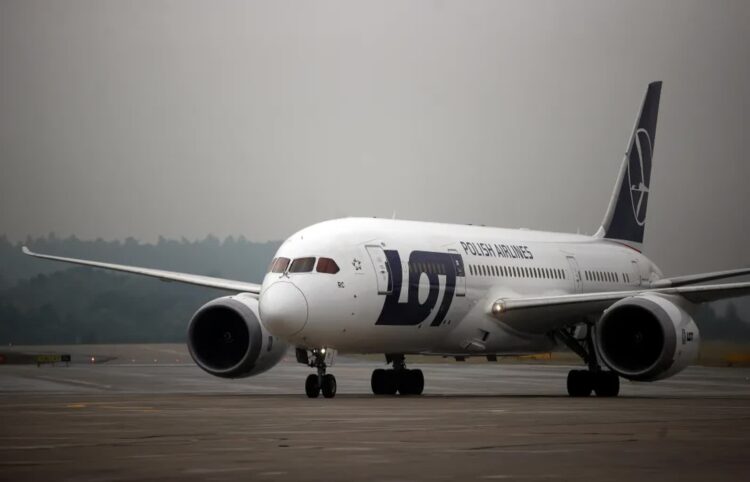 Lotnisko w Wilnie znów funkcjonuje. „Okoliczności zdarzenia są wyjaśniane” 9 Samolot Polskich Linii Lotniczych Lot, zdjęcie ilustracyjne. Fot. PAP/Łukasz Gągulski