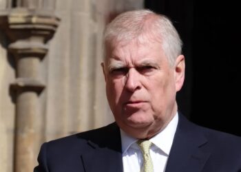 Król Karol III oficjalnie pozbawił swojego brata Andrzeja tytułu księcia Fot. PAP/EPA/ANDY RAIN