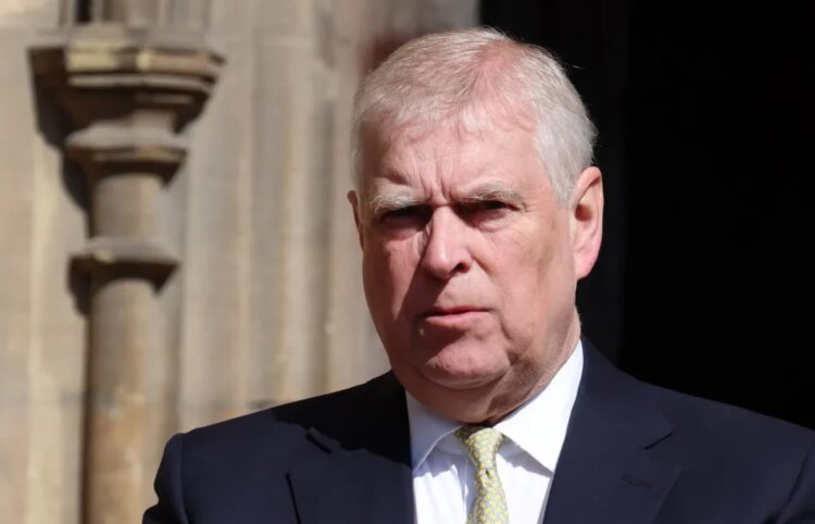 Król Karol III oficjalnie pozbawił swojego brata Andrzeja tytułu księcia Fot. PAP/EPA/ANDY RAIN