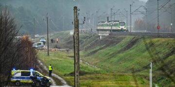 Dywersja na kolei. Prokuratura Krajowa wystawiła listy gończe 10 Działania służb przy zniszczonym fragmencie torowiska na trasie Dęblin-Warszawa przy stacji kolejowej w okolicy miejscowości Mika, fot. PAP/Przemysław Piątkowski