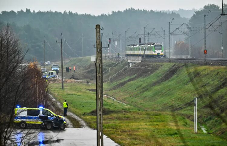 Dywersja na kolei. Prokuratura Krajowa wystawiła listy gończe 9 Działania służb przy zniszczonym fragmencie torowiska na trasie Dęblin-Warszawa przy stacji kolejowej w okolicy miejscowości Mika, fot. PAP/Przemysław Piątkowski