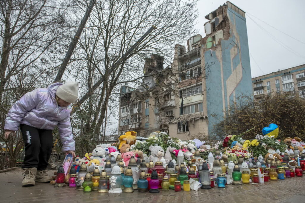 Zniszczony blok mieszkalny w Tarnopolu na Ukrainie (PAP/EPA/MAXYM MARUSENKO)