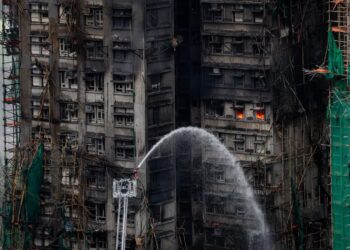 Pożar wieżowców w Hongkongu, fot. PAP/EPA/LEUNG MAN HEI