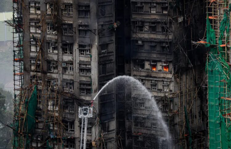 Pożar wieżowców w Hongkongu, fot. PAP/EPA/LEUNG MAN HEI