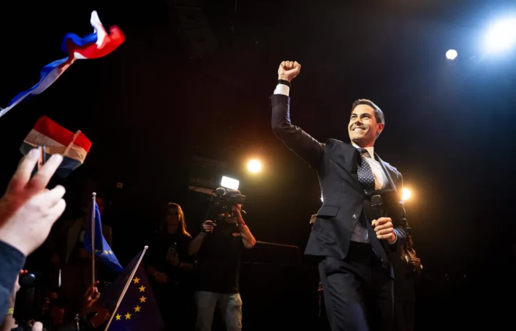 Partia D66 Roba Jettena zwyciężyła w wyborach parlamentarnych w Holandii. Fot. PAP/ EPA/ROBIN UTRECHT