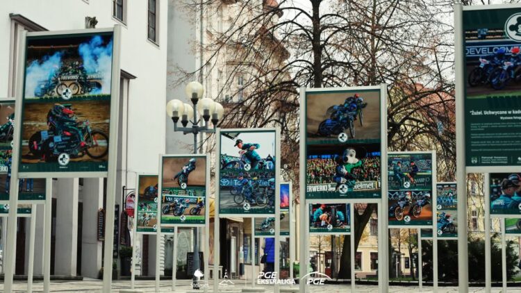 Żużlowa wystawa na deptaku Radio Zachód - Lubuskie