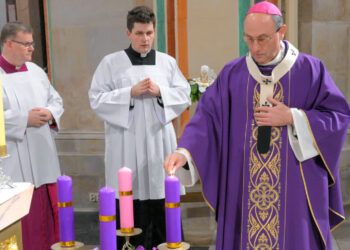 Abp Wojciech Polak podczas Mszy św. z nieszporami adwentowymi w katedrze gnieźnieńskiej. Fot. Konferencja Episkopatu Polski/FB