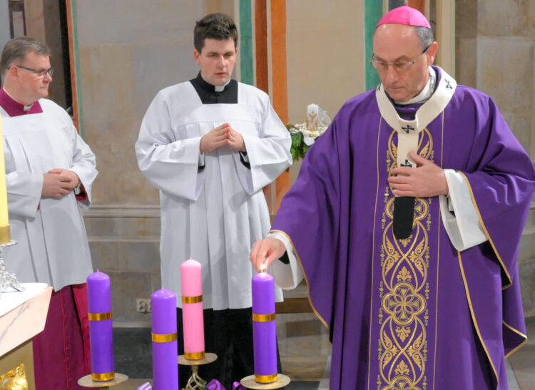 Abp Wojciech Polak podczas Mszy św. z nieszporami adwentowymi w katedrze gnieźnieńskiej. Fot. Konferencja Episkopatu Polski/FB