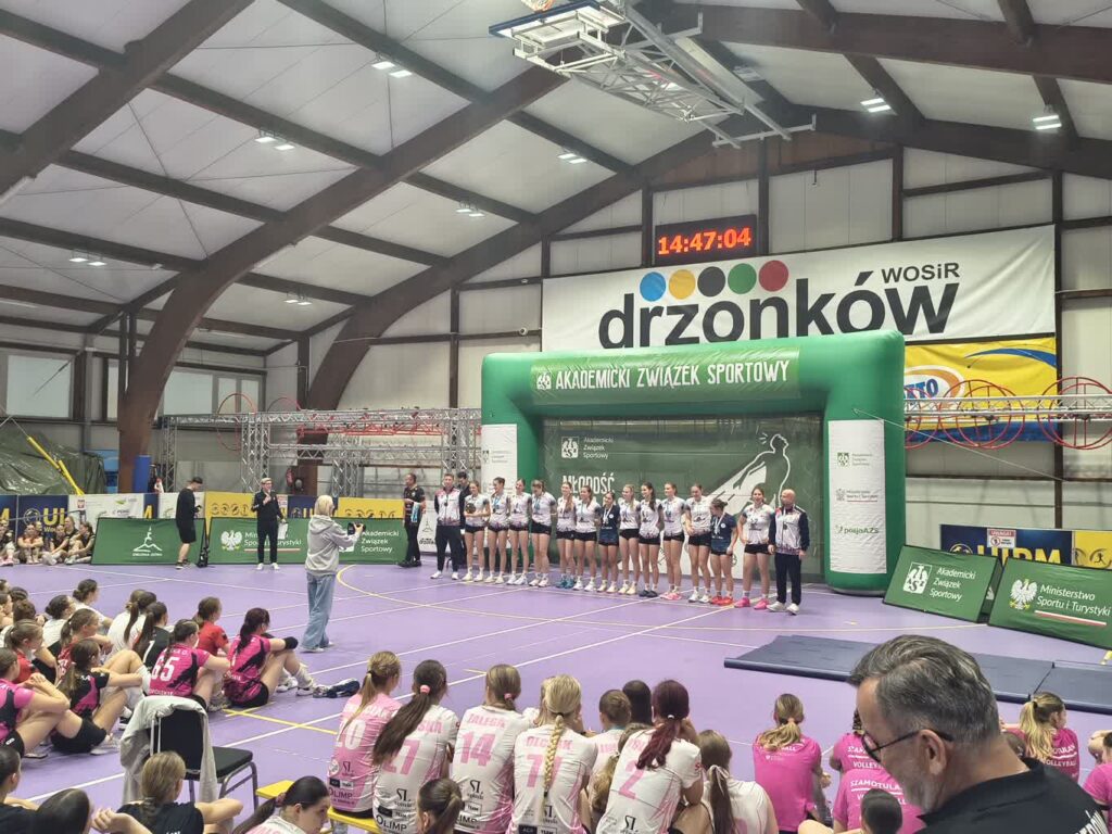 Juniorki młodsze Szamotulanina Szamotuły po odebraniu złych medali (fot. Jakub Lesiński)
