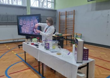 Jak zrobić plastik z mleka? Eksperymenty doktora Adama Mirka w SP 10 Radio Zachód - Lubuskie