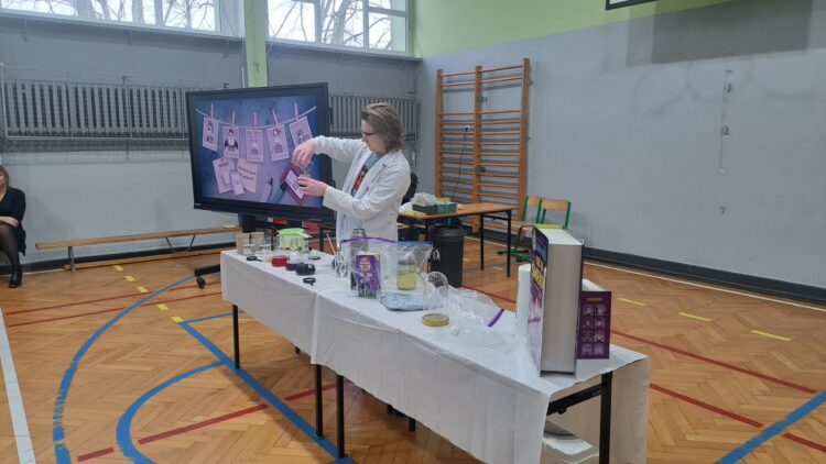 Jak zrobić plastik z mleka? Eksperymenty doktora Adama Mirka w SP 10 Radio Zachód - Lubuskie