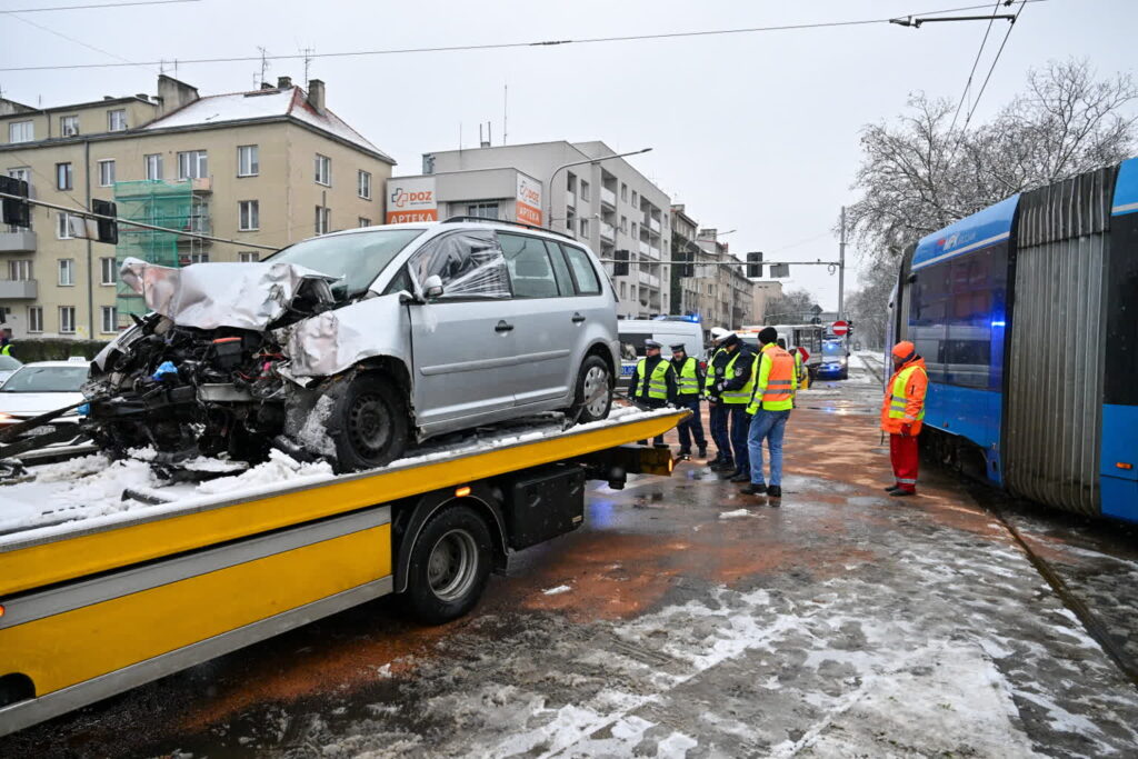 Miejsce kolizji samochodu osobowego i tramwaju we Wrocławiu. Fot. PAP/Maciej Kulczyński