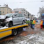 Miejsce kolizji samochodu osobowego i tramwaju we Wrocławiu. Fot. PAP/Maciej Kulczyński