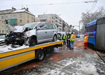 Miejsce kolizji samochodu osobowego i tramwaju we Wrocławiu. Fot. PAP/Maciej Kulczyński