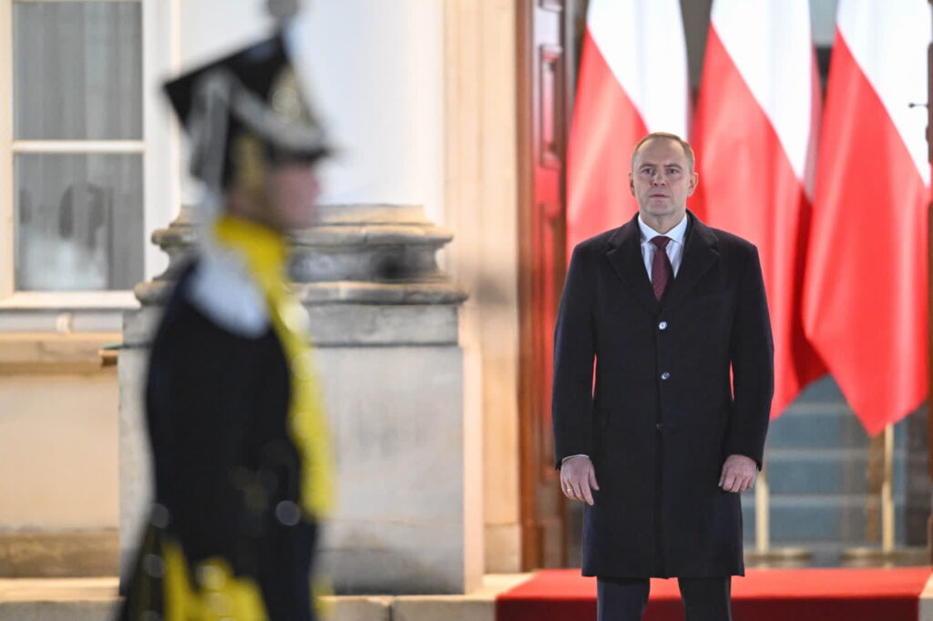 Prezydent Nawrocki ograniczy wizytę na Węgrzech jedynie do spotkania Grupy Wyszehradzkiej Prezydent RP Karol Nawrocki podczas uroczystości z okazji Dnia Podchorążego i 195. rocznicy wybuchu Powstania Listopadowego, na dziedzińcu Belwederu w Warszawie. Fot. PAP/Radek Pietruszka