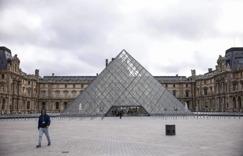 Luwr Fot. PAP/EPA/YOAN VALAT