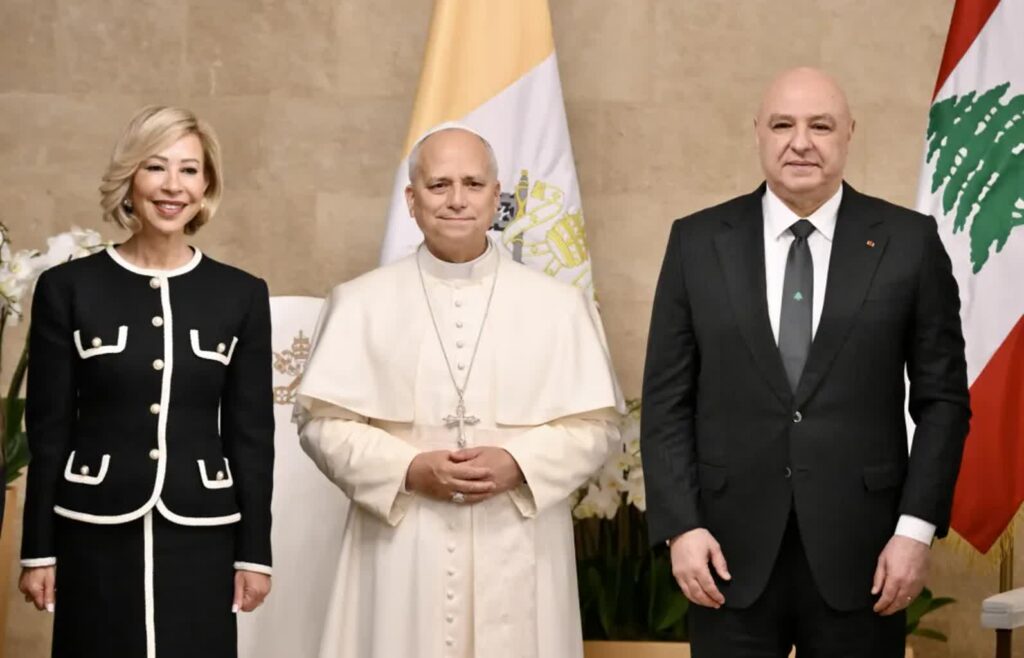 Papież Leon XIV i prezydent Libanu Joseph Aoun z rodziną. Fot. EPA/ALESSANDRO DI MEO