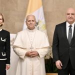 Papież Leon XIV i prezydent Libanu Joseph Aoun z rodziną. Fot. EPA/ALESSANDRO DI MEO