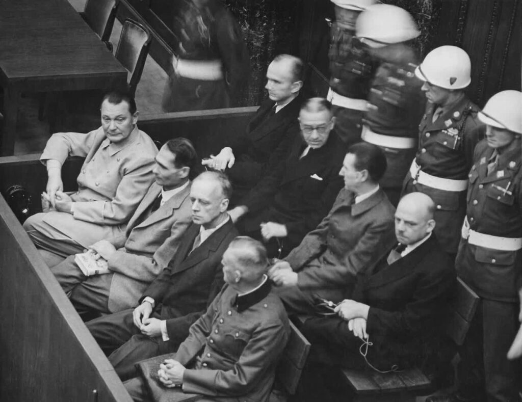 Główni oskarżeni w procesie w Nornyberdze. Pierwszy rząd, od lewej: Göring, Heß, von Ribbentrop, Keitel. Za nmi: Dönitz, Raeder, von Schirach und Sauckel. Fot. Instytut Pamięci Narodowej/FB