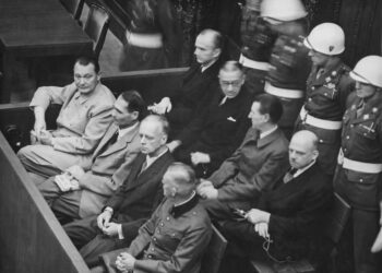 Główni oskarżeni w procesie w Nornyberdze. Pierwszy rząd, od lewej: Göring, Heß, von Ribbentrop, Keitel. Za nmi: Dönitz, Raeder, von Schirach und Sauckel. Fot. Instytut Pamięci Narodowej/FB