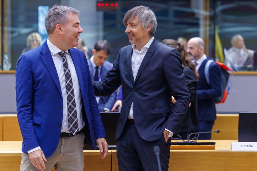 Krzysztof Bolesta (z prawej) podczas unijnego szczytu w Brukseli (PAP/EPA/OLIVIER MATTHYS)