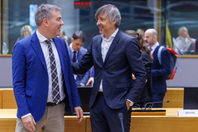 Krzysztof Bolesta (z prawej) podczas unijnego szczytu w Brukseli (PAP/EPA/OLIVIER MATTHYS)