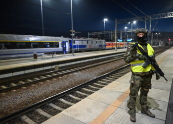 LUBLIN PATROLE SOK I WOT NA DWORCU PKP. Fot. PAP/Wojtek Jargiło
