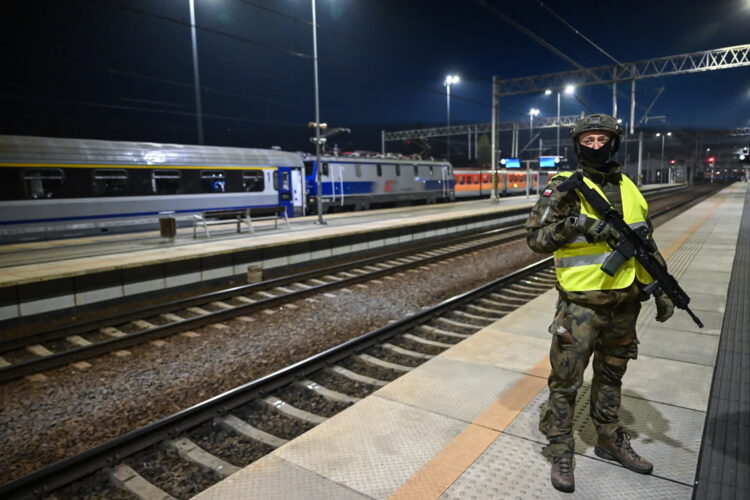 LUBLIN PATROLE SOK I WOT NA DWORCU PKP. Fot. PAP/Wojtek Jargiło