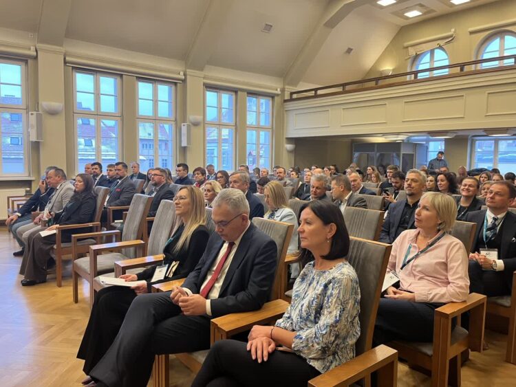 Transgraniczna współpraca naukowa Uniwersytetu Zielonogórskiego 9 Transgraniczna współpraca naukowa Uniwersytetu Zielonogórskiego Radio Zachód - Lubuskie