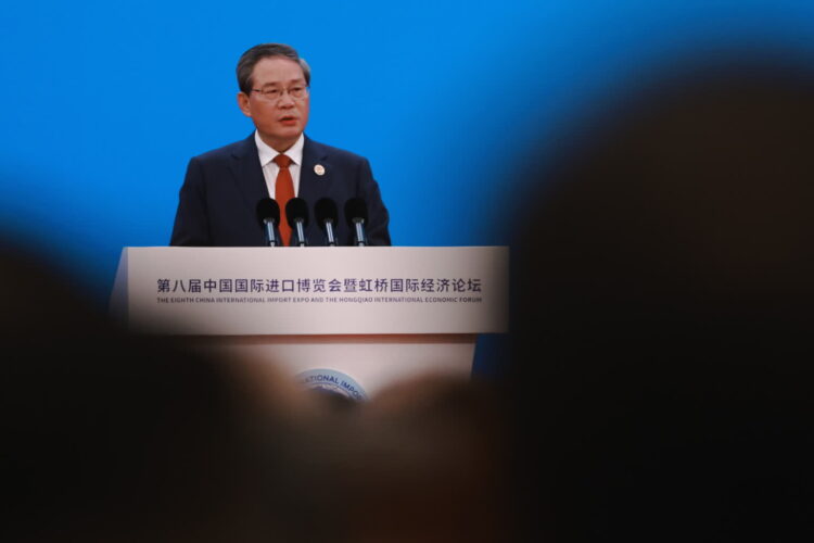 Chiński premier (PAP/EPA/ALEX PLAVEVSKI)