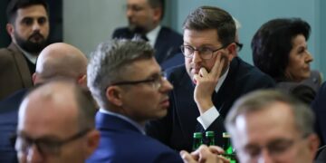 Poseł PiS Andrzej Śliwka (2L) na posiedzeniu Komisji Regulaminowej, Spraw Poselskich i Immunitetowych w Sejmie, fot. PAP/Paweł Supernak