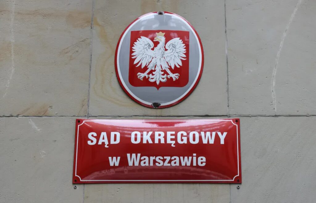 Sąd wymierzył kary w zawieszeniu dla b. prezesa NIK Krzysztofa Kwiatkowskiego i b.szefa klubu PSL Jana Burego Tabliczka z napisem Sąd Okręgowy w Warszawie. Fot. PAP/Albert Zawada