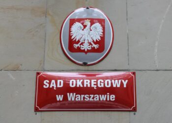 Tabliczka z napisem Sąd Okręgowy w Warszawie. Fot. PAP/Albert Zawada