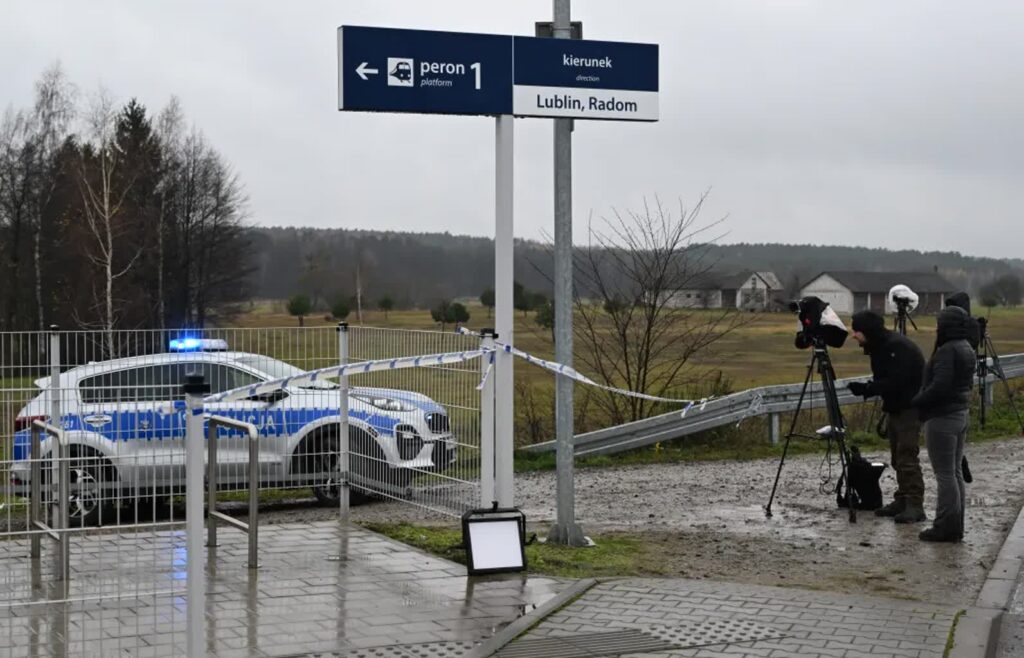 Śledztwo w sprawie aktów dywersji. Jedna osoba usłyszała zarzut 3 Działania służb przy zniszczonym fragmencie torowiska na trasie Dęblin-Warszawa przy stacji kolejowej Mika Fot. PAP/Wojtek Jargiło