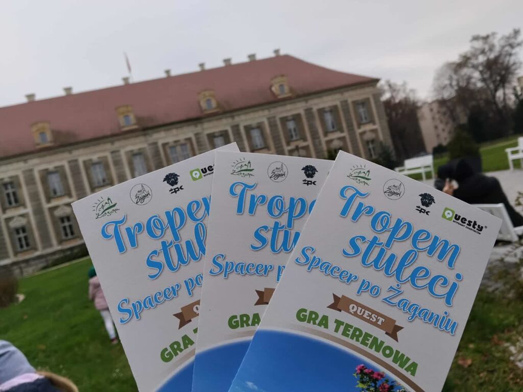 Lekcja historii podczas żagańskiej gry terenowej fot. K.Gonera