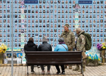 Raport demagoga o antyukraińskiej narracji 13 Ściana Poległych za Ukrainę, Kijów (PAP/EPA/SERGEY DOLZHENKO)