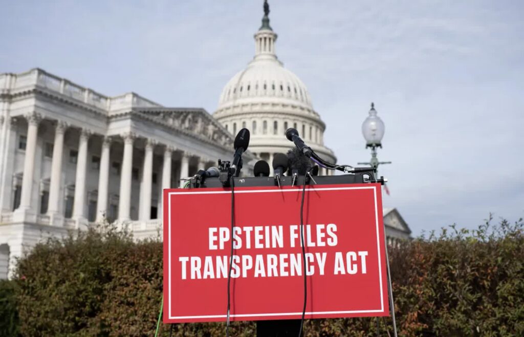 Transparent przed Kongresem Fot. PAP/EPA/LUKE JOHNSON