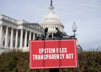 Akta sprawy Epsteina zostaną ujawnione. Trump podpisał ustawę 15 Transparent przed Kongresem Fot. PAP/EPA/LUKE JOHNSON