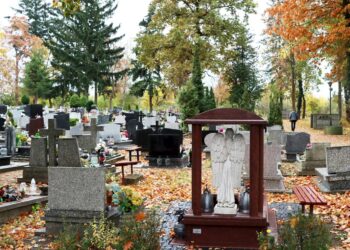 W dbałości o porządek na szprotawskich cmentarzach 12 cmentarz Szprotawa