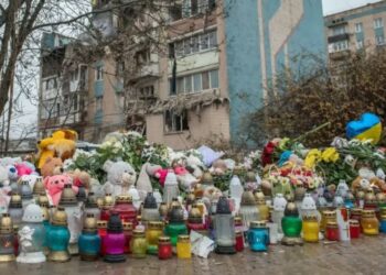 Znicze i maskotki w miejscu uderzenia rosyjskiej rakiety manewrującej w wielopiętrowy budynek mieszkalny w Tarnopolu, fot. PAP/Vladyslav Musiienko