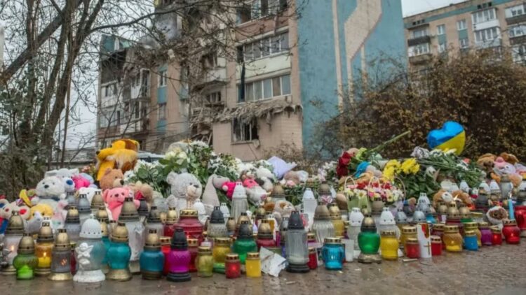Znicze i maskotki w miejscu uderzenia rosyjskiej rakiety manewrującej w wielopiętrowy budynek mieszkalny w Tarnopolu, fot. PAP/Vladyslav Musiienko