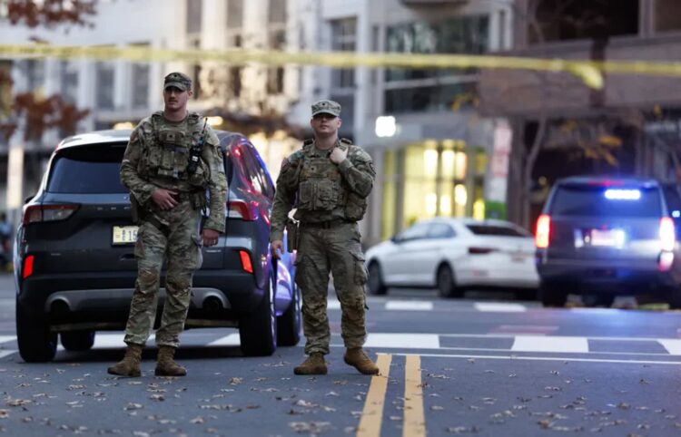 Służby na miejscu postrzelenia żołnierzy. Fot. PAP/EPA/WILL OLIVER