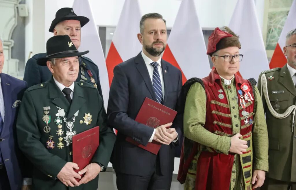 Uroczystość podpisania porozumienia o współpracy pomiędzy Ministrem Obrony Narodowej a Zjednoczeniem Kurkowych Bractw Strzeleckich Rzeczypospolitej Polskiej Fot. PAP/Tomasz Gzell