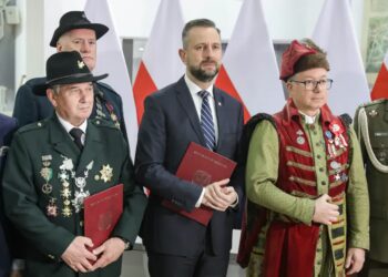 Uroczystość podpisania porozumienia o współpracy pomiędzy Ministrem Obrony Narodowej a Zjednoczeniem Kurkowych Bractw Strzeleckich Rzeczypospolitej Polskiej Fot. PAP/Tomasz Gzell