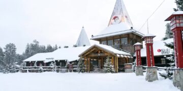 Pokryta śniegiem pusta ulica w wiosce Świętego Mikołaja na kole podbiegunowym, niedaleko Rovaniemi w Finlandii. Fot. EPA/KAISA SIREN